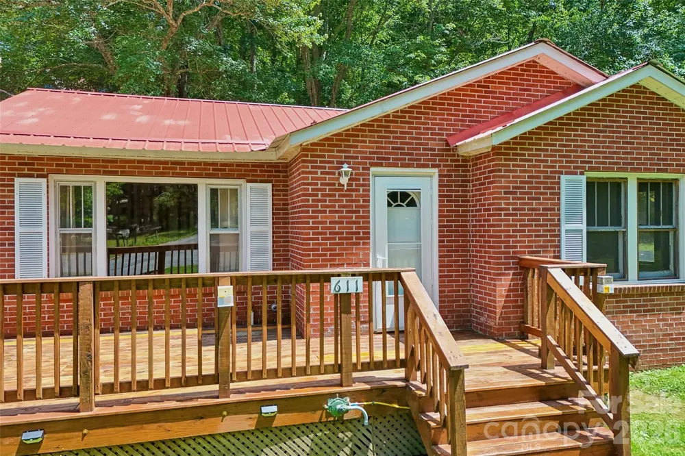 611 Reeves Cove Road Candler, NC 28715