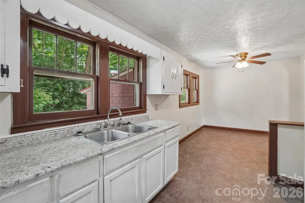 611 Reeves Cove Road Candler, NC 28715