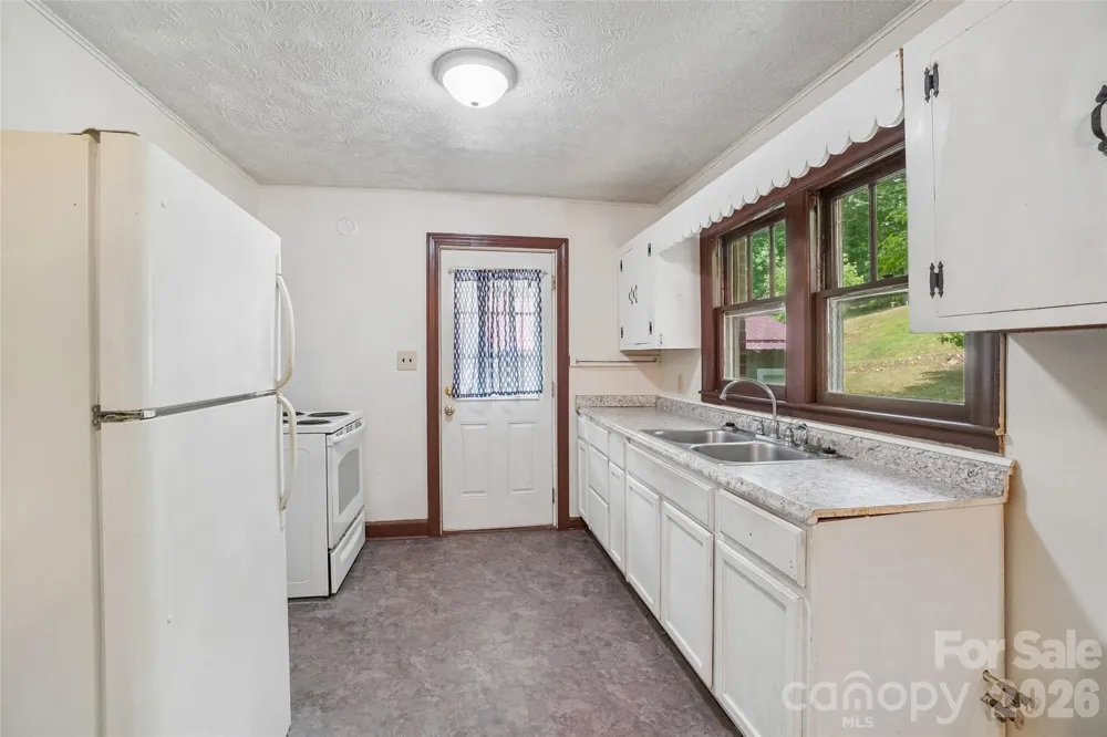 611 Reeves Cove Road Candler, NC 28715