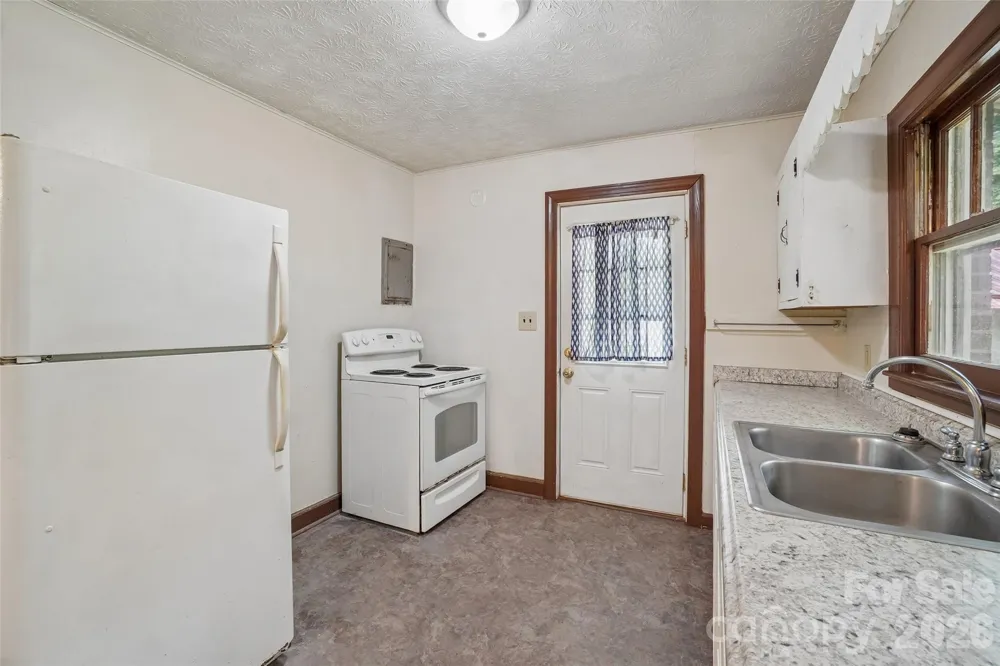 611 Reeves Cove Road Candler, NC 28715