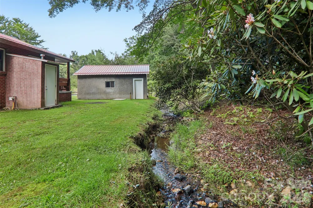611 Reeves Cove Road Candler, NC 28715