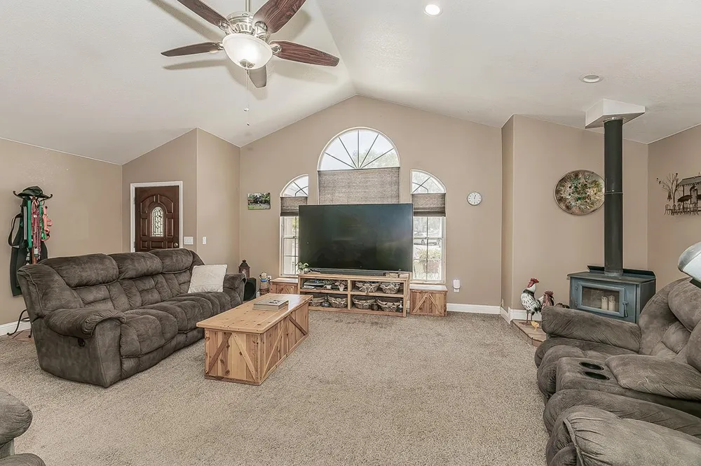 14176 Oak View Drive Prather, CA 93651