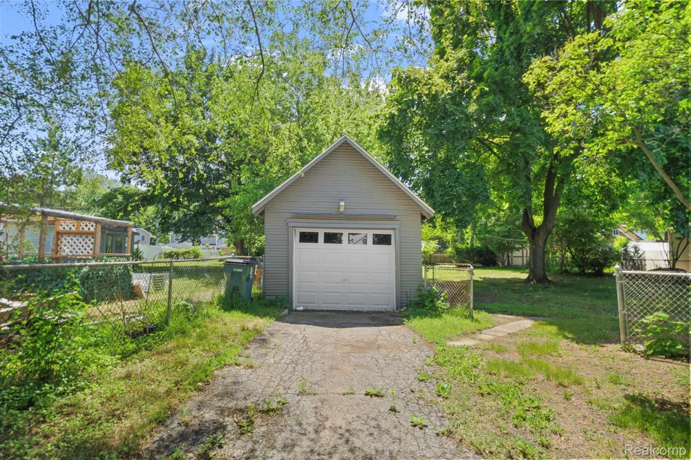 428 Bauman Avenue Clawson City, MI 48017