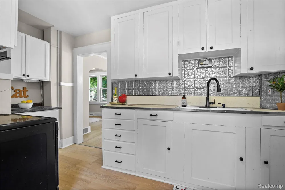 428 Bauman Avenue Clawson City, MI 48017