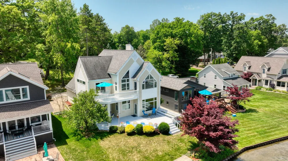 413 Oakwood Avenue Columbia Township, MI 49234