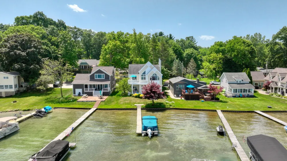 413 Oakwood Avenue Columbia Township, MI 49234