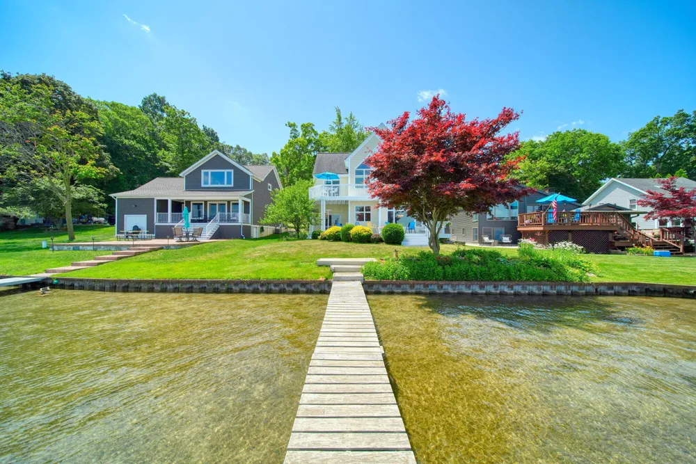 413 Oakwood Avenue Columbia Township, MI 49234