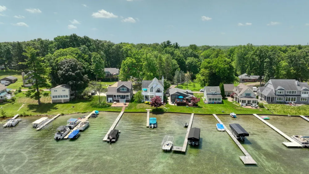413 Oakwood Avenue Columbia Township, MI 49234