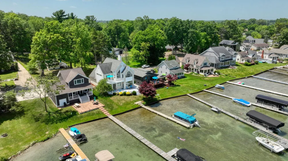 413 Oakwood Avenue Columbia Township, MI 49234