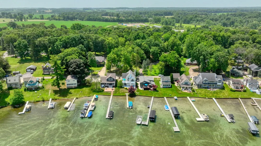 413 Oakwood Avenue Columbia Township, MI 49234