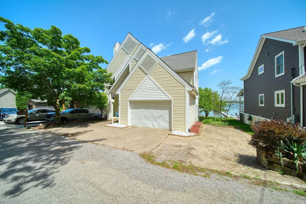 413 Oakwood Avenue Columbia Township, MI 49234