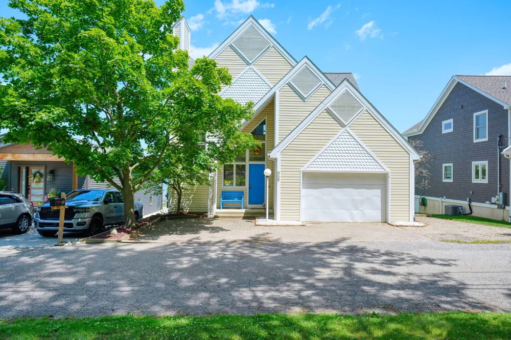 413 Oakwood Avenue Columbia Township, MI 49234