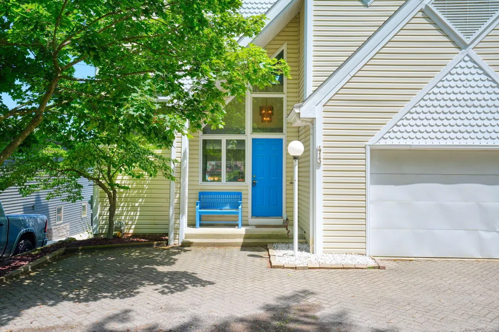 413 Oakwood Avenue Columbia Township, MI 49234