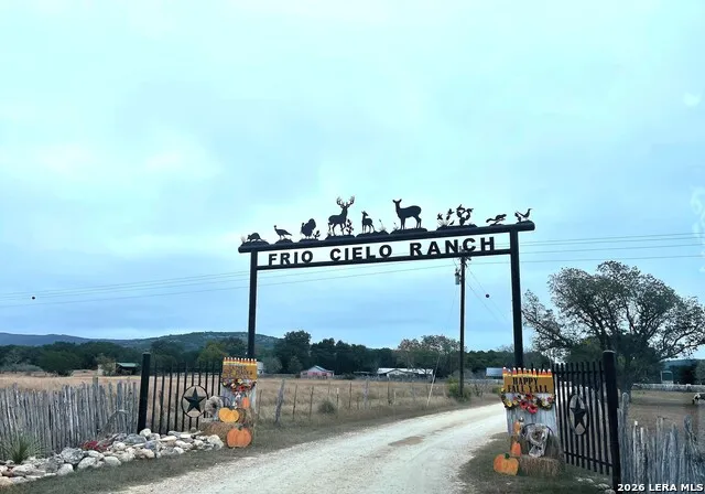 557 SQUIRREL BND Uvalde, TX 78801
