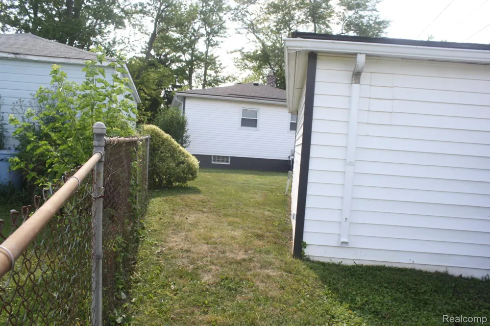 5001 Montfaucon Street Trenton City, MI 48183