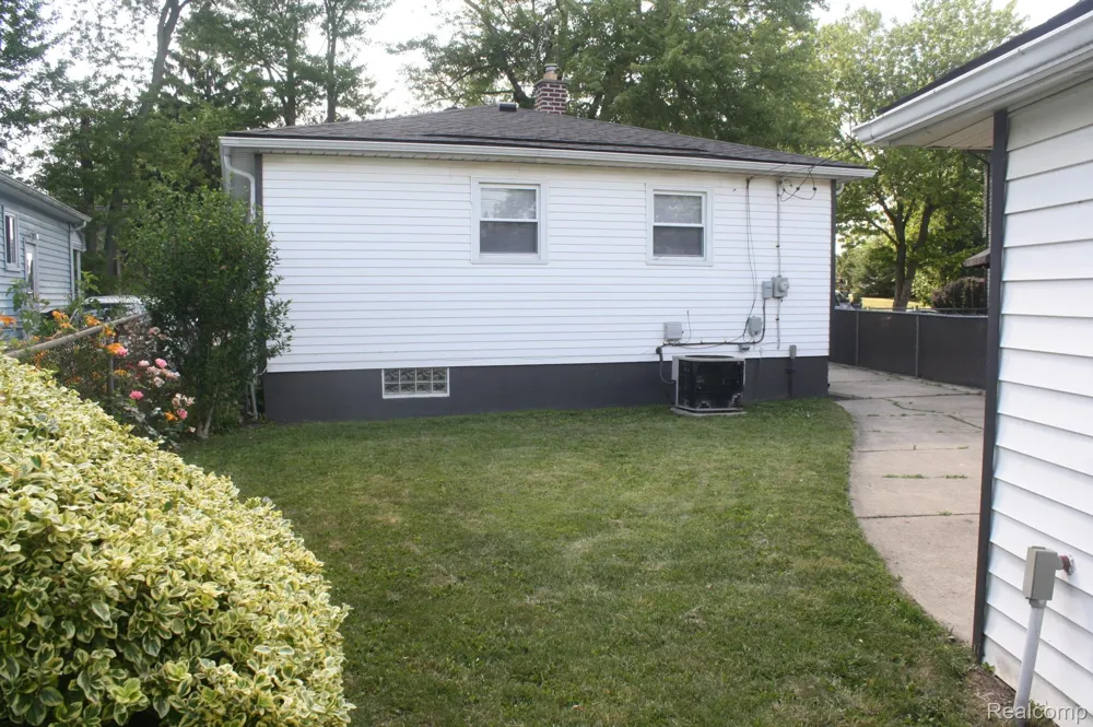 5001 Montfaucon Street Trenton City, MI 48183