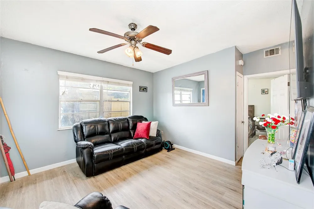 2318 W POWHATAN AVENUE Tampa, FL 33603