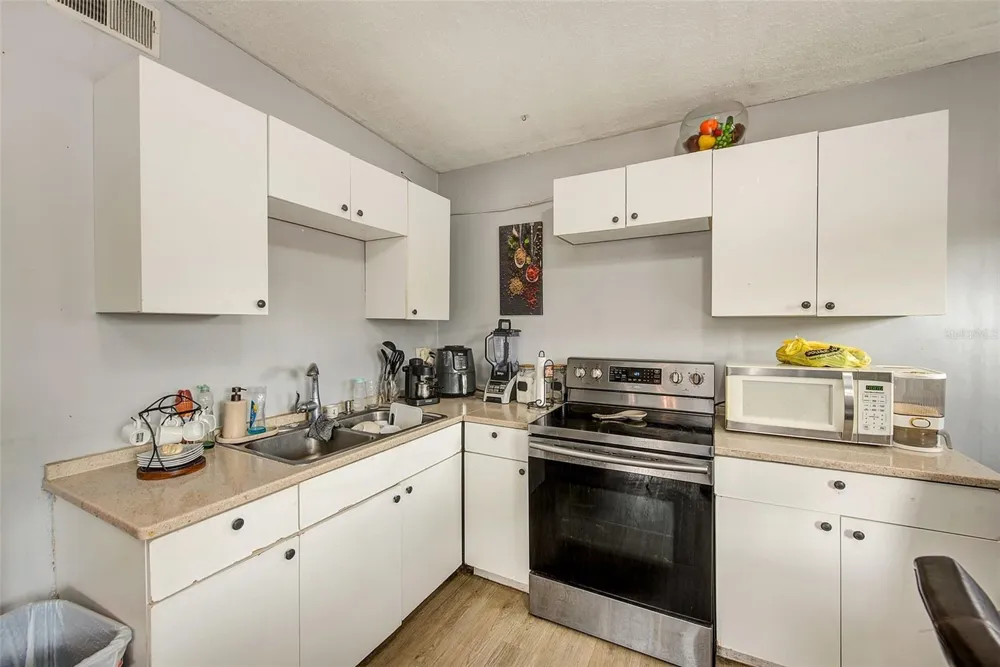 2318 W POWHATAN AVENUE Tampa, FL 33603