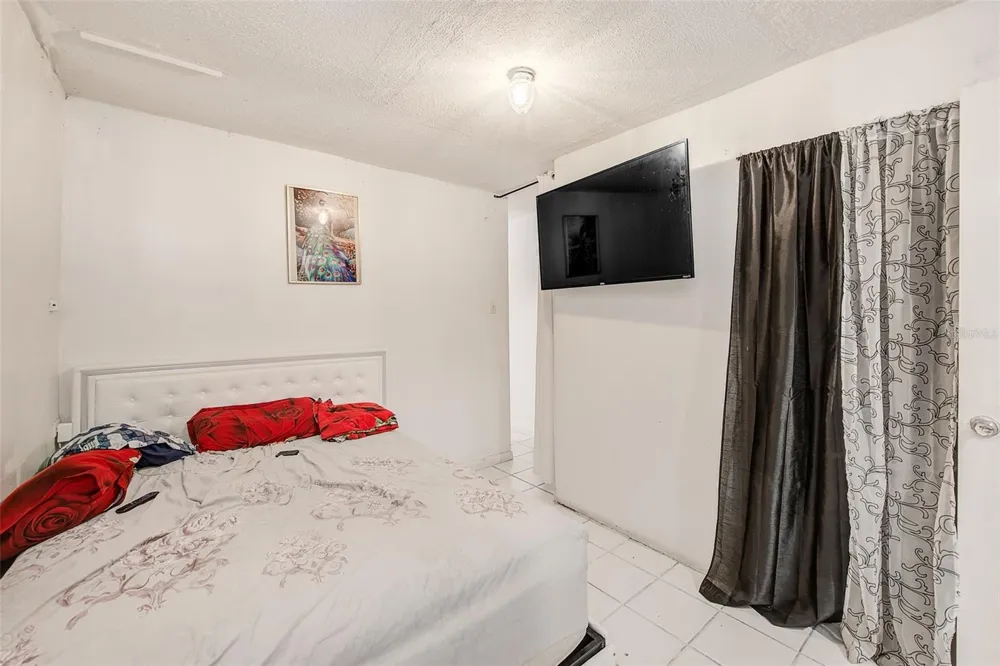 2318 W POWHATAN AVENUE Tampa, FL 33603