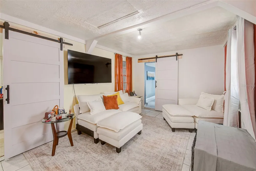 2318 W POWHATAN AVENUE Tampa, FL 33603