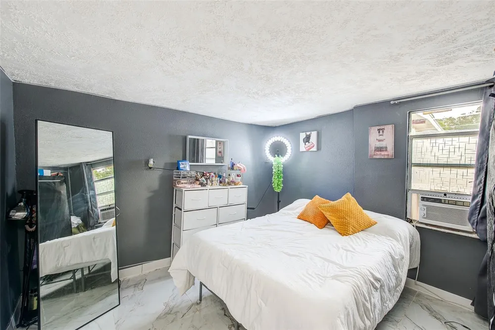 2318 W POWHATAN AVENUE Tampa, FL 33603