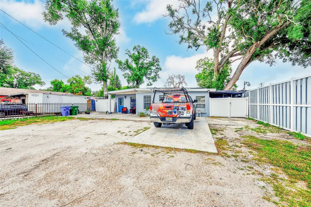 2318 W POWHATAN AVENUE Tampa, FL 33603