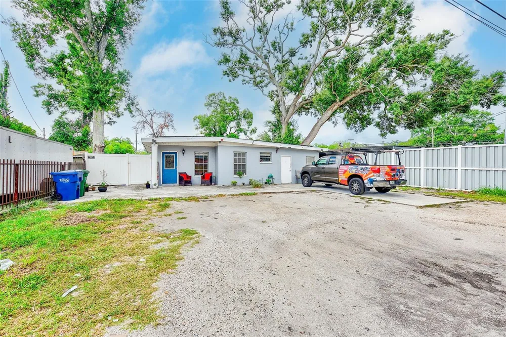 2318 W POWHATAN AVENUE Tampa, FL 33603