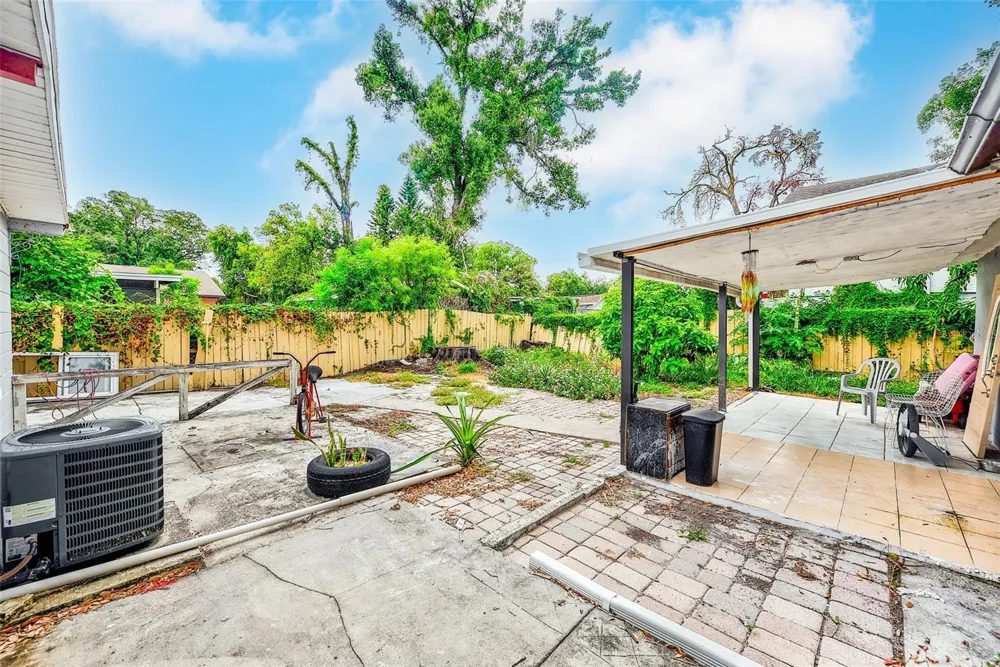 2318 W POWHATAN AVENUE Tampa, FL 33603