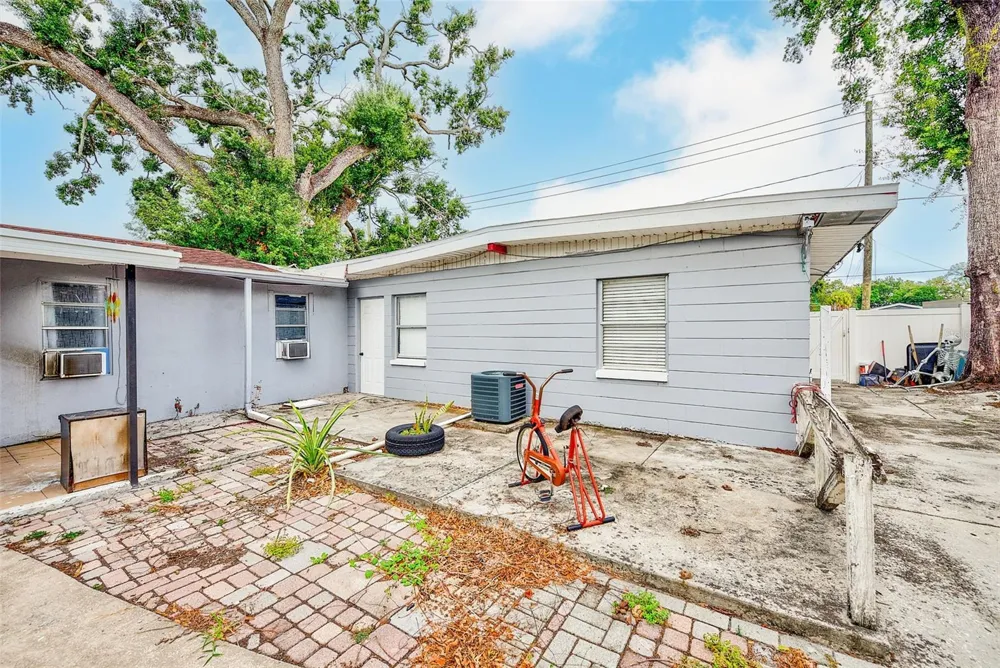 2318 W POWHATAN AVENUE Tampa, FL 33603