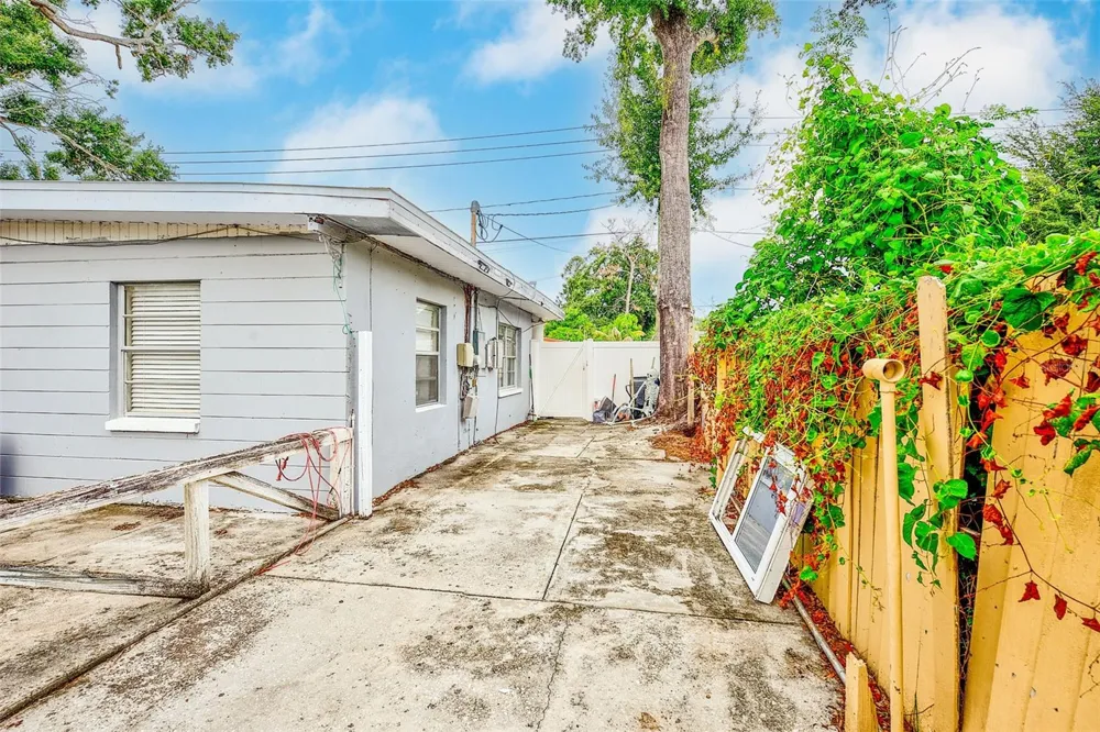 2318 W POWHATAN AVENUE Tampa, FL 33603