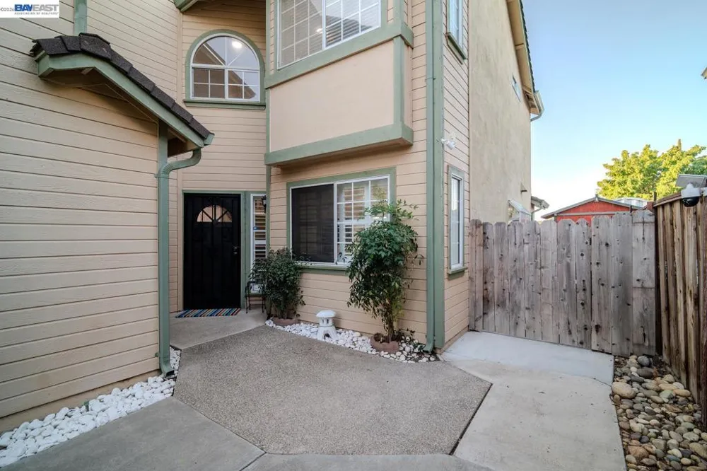 230 Laurelwood Cir Manteca, CA 95336