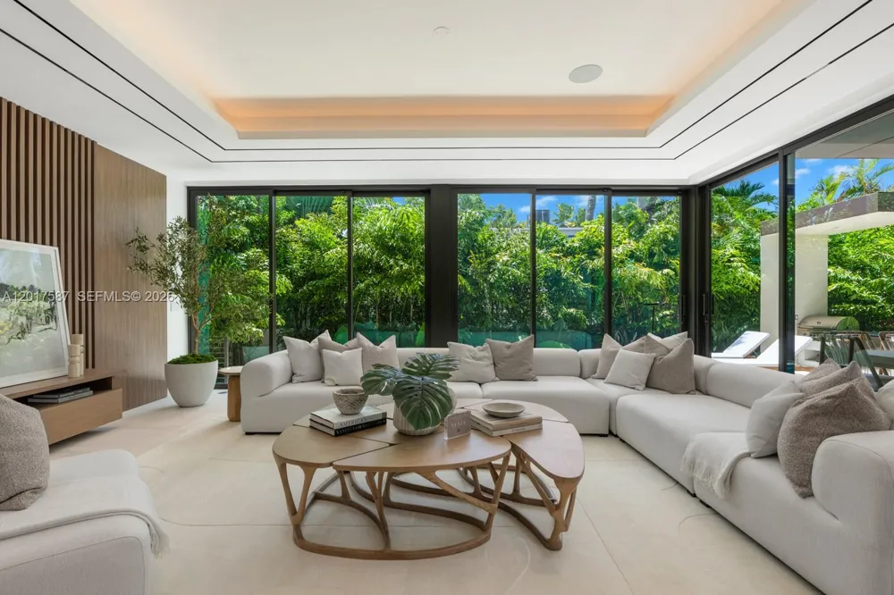 3045 Bay Rd Miami Beach, FL 33140