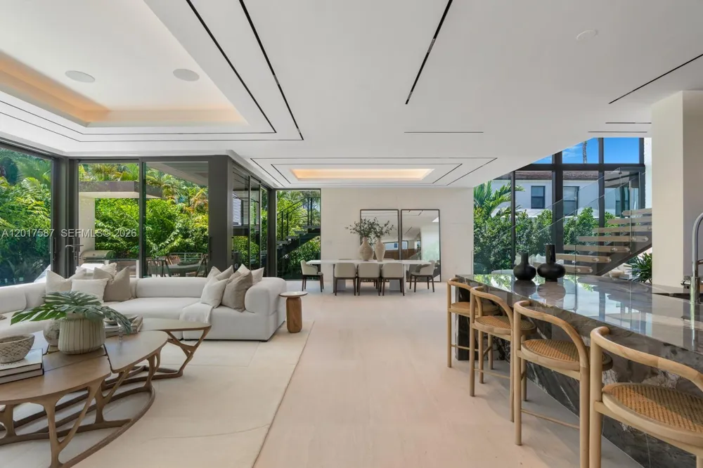 3045 Bay Rd Miami Beach, FL 33140