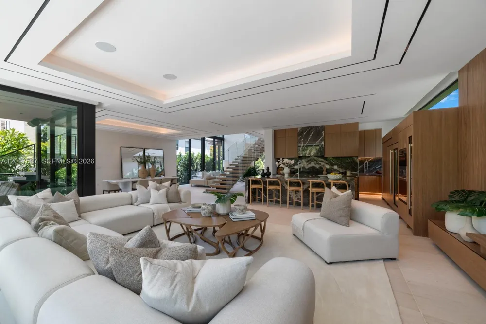 3045 Bay Rd Miami Beach, FL 33140