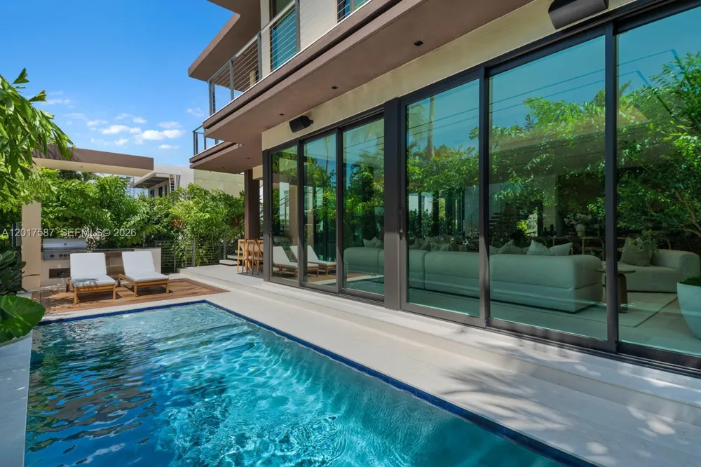 3045 Bay Rd Miami Beach, FL 33140