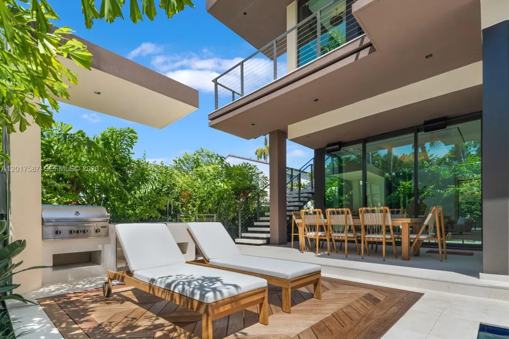 3045 Bay Rd Miami Beach, FL 33140