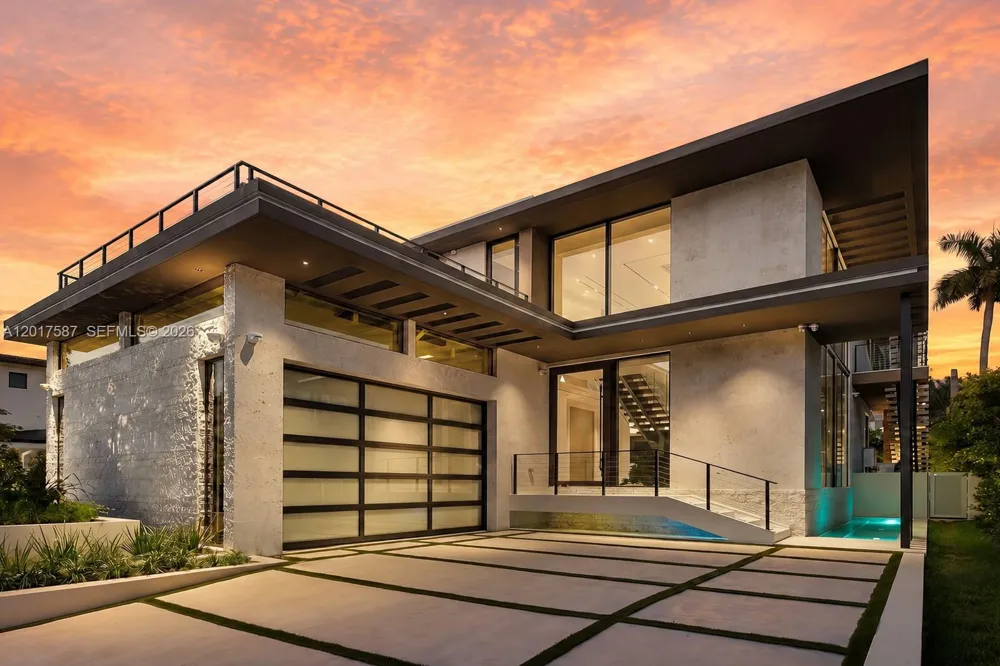 3045 Bay Rd Miami Beach, FL 33140