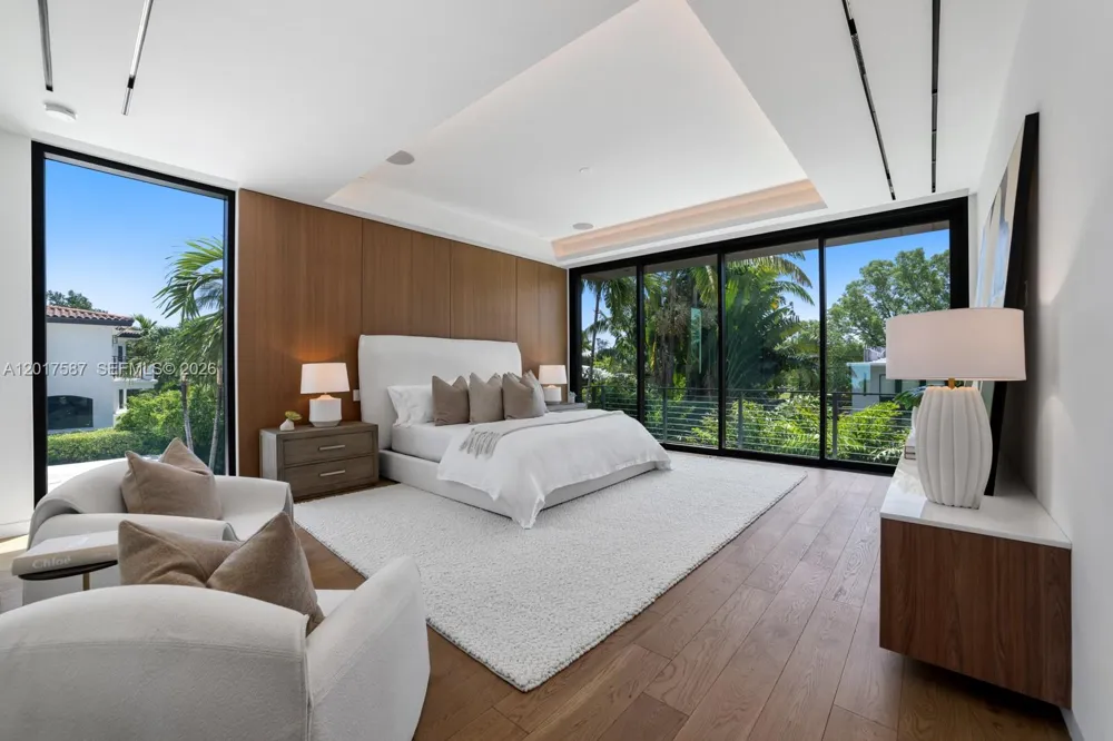 3045 Bay Rd Miami Beach, FL 33140