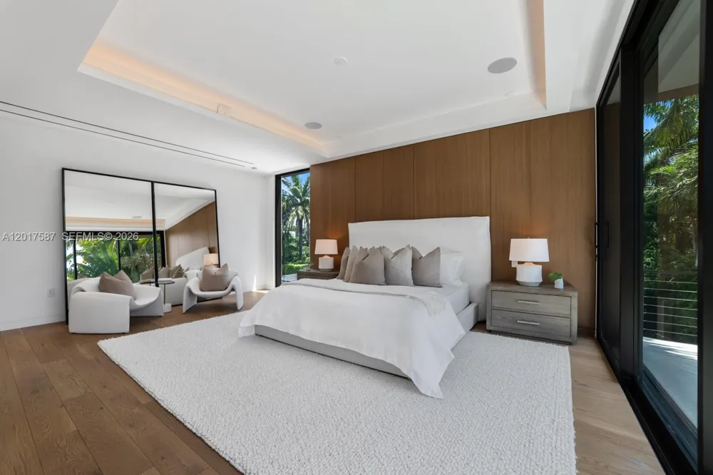 3045 Bay Rd Miami Beach, FL 33140