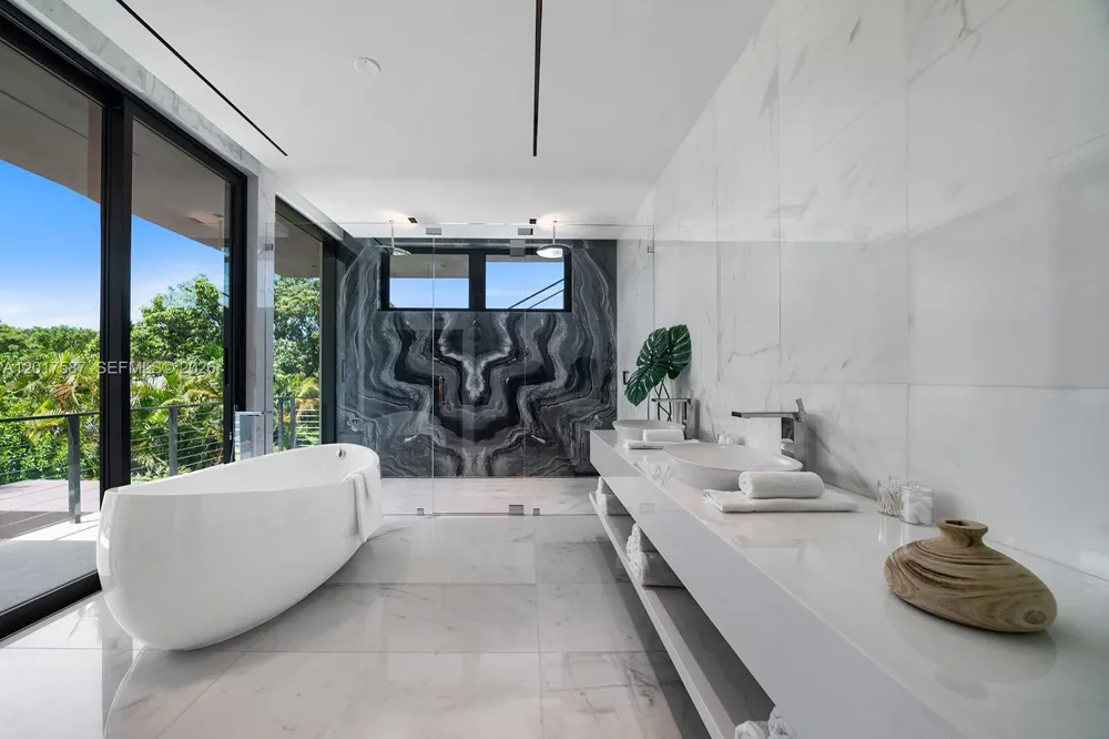 3045 Bay Rd Miami Beach, FL 33140