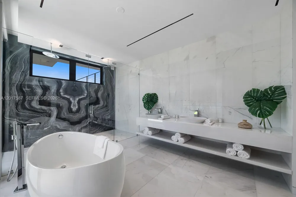 3045 Bay Rd Miami Beach, FL 33140