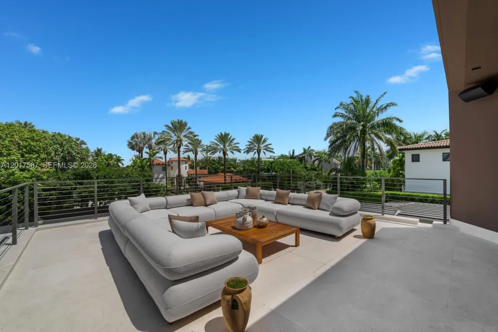 3045 Bay Rd Miami Beach, FL 33140