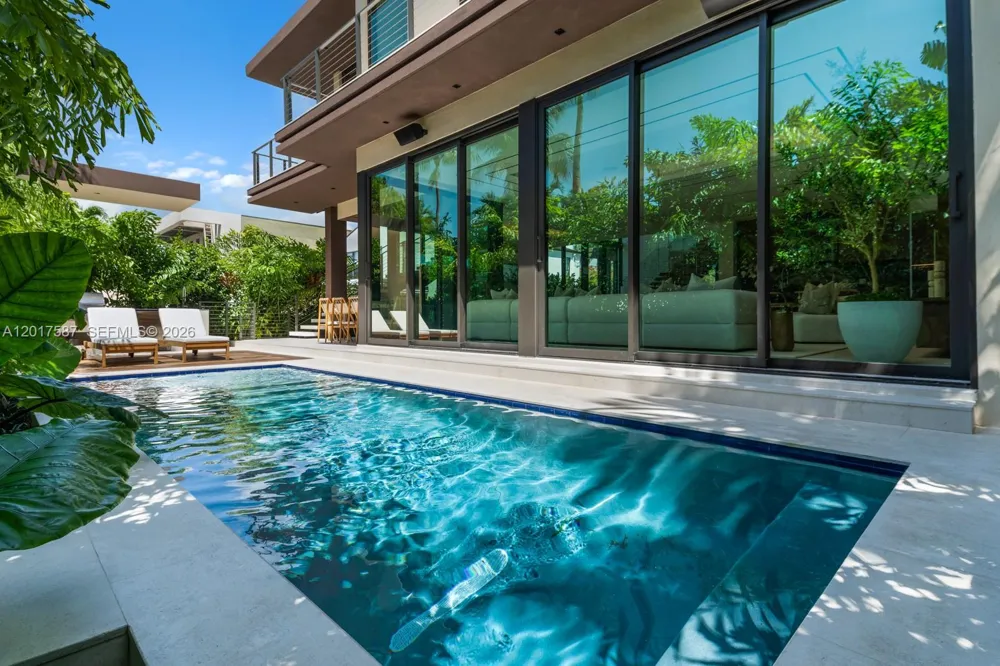 3045 Bay Rd Miami Beach, FL 33140