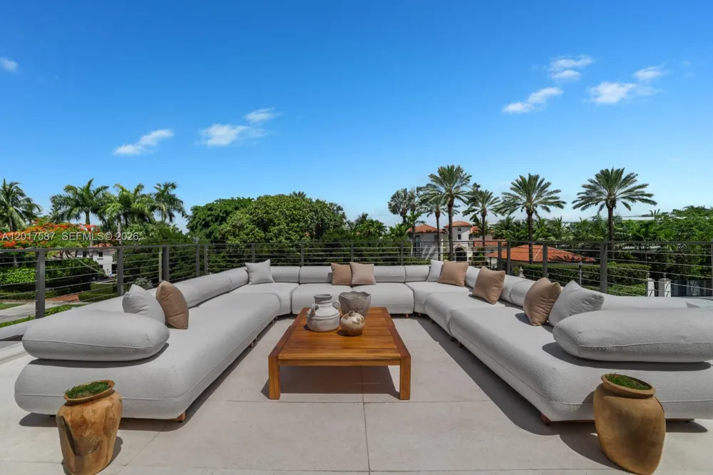 3045 Bay Rd Miami Beach, FL 33140