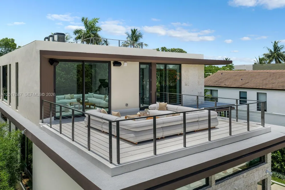 3045 Bay Rd Miami Beach, FL 33140