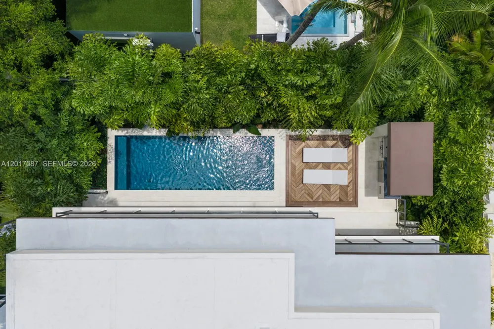 3045 Bay Rd Miami Beach, FL 33140