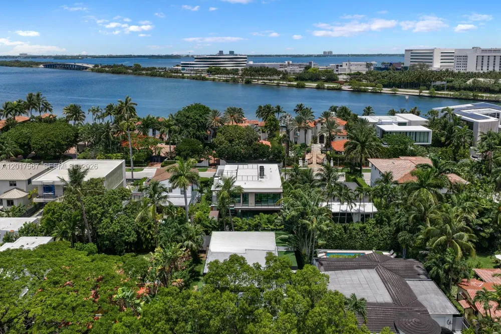 3045 Bay Rd Miami Beach, FL 33140