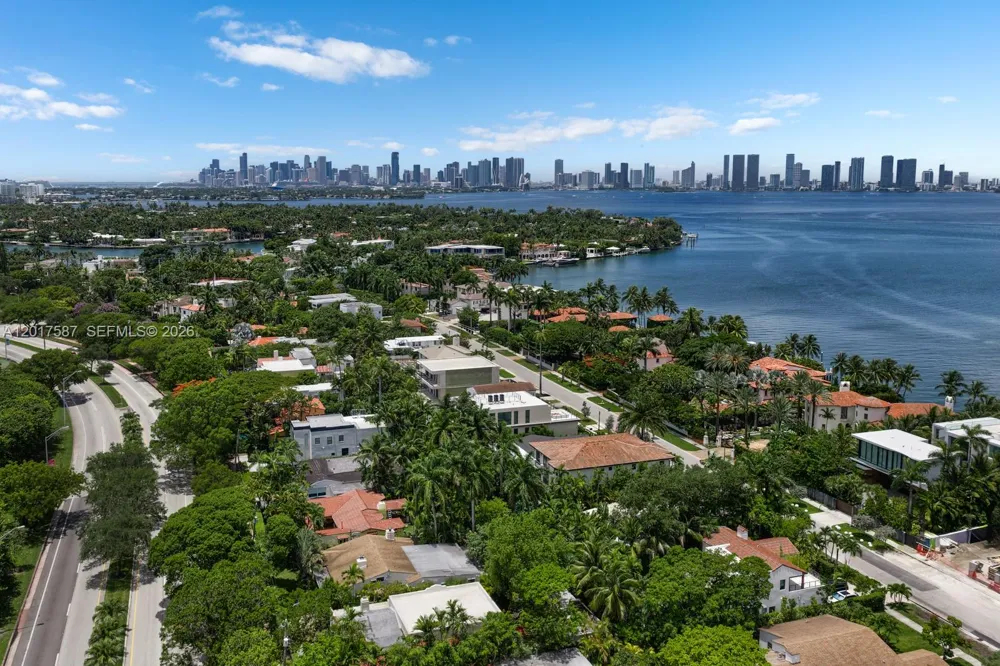 3045 Bay Rd Miami Beach, FL 33140