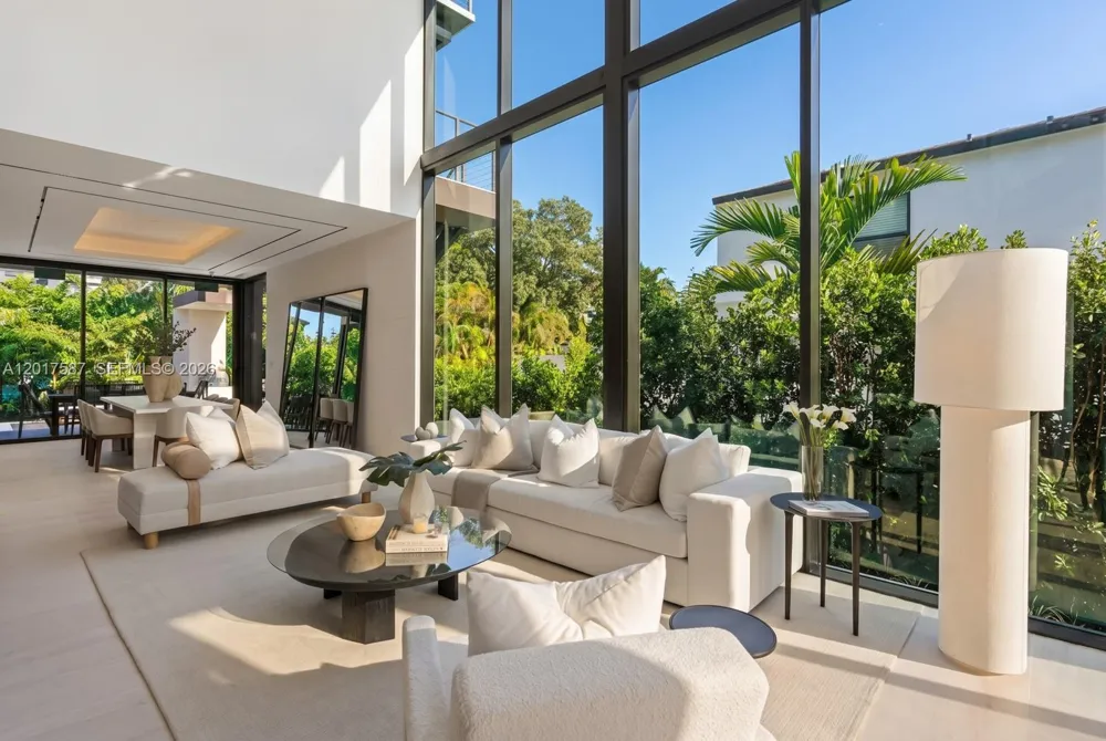 3045 Bay Rd Miami Beach, FL 33140