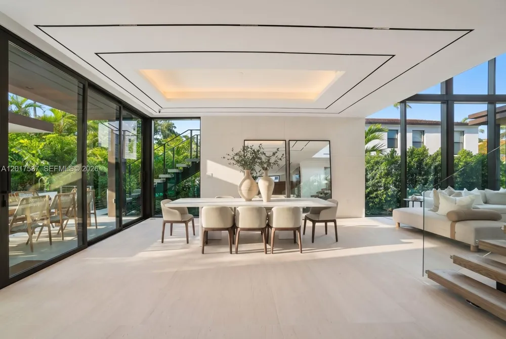 3045 Bay Rd Miami Beach, FL 33140